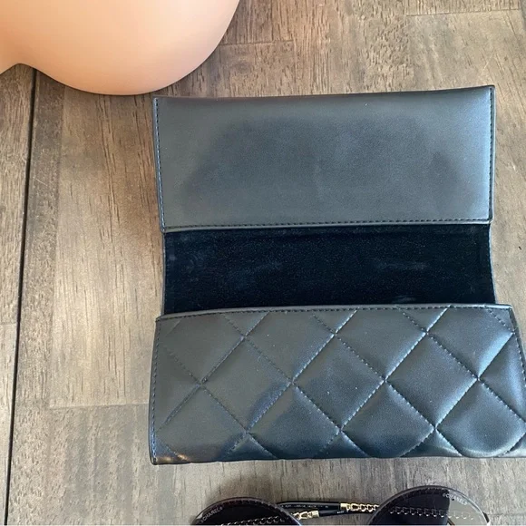 Chic Black Sunglasses with Chain Detail - Picture 7 of 15